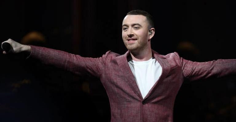 Sam Smith compartilhou foto sem camisa e fez reflexão sobre aceitação corporal (Foto: Reprodução)