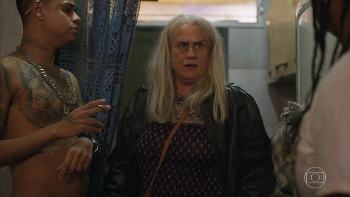 Kátia (Vera Holtz) falará para Lurdes (Regina Casé) que Sandro (Humberto Carrão) é Domênico na novela das nove da Globo (Foto: Reprodução/Globo)