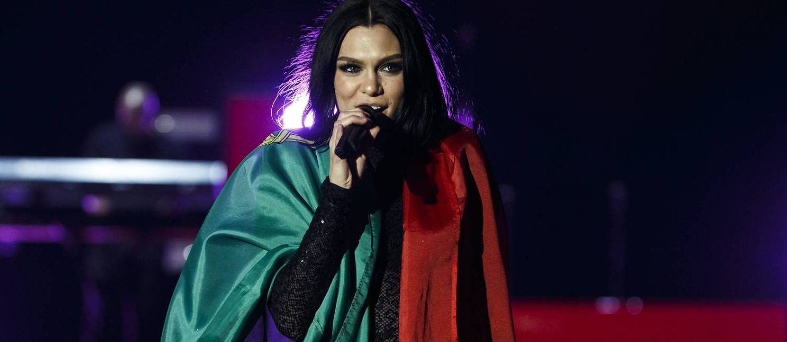 Jessie J mostra lado solidário e ajuda a alimentar moradores de rua no Natal (Foto: Reprodução)