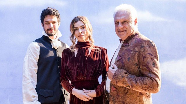 Marcos (Romulo Estrela), Paloma (Grazi Massafera) e Alberto (Antonio Fagundes) caracterizados como personagens de Shakespeare 