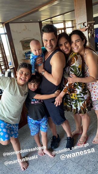Zezé Di Camargo reencontra as filhas após Natal separados (Foto: Instagram)