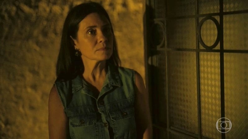 Thelma (Adriana Esteves) dará pista de crime do passado em Amor de Mãe (Foto: Reprodução/Globo)