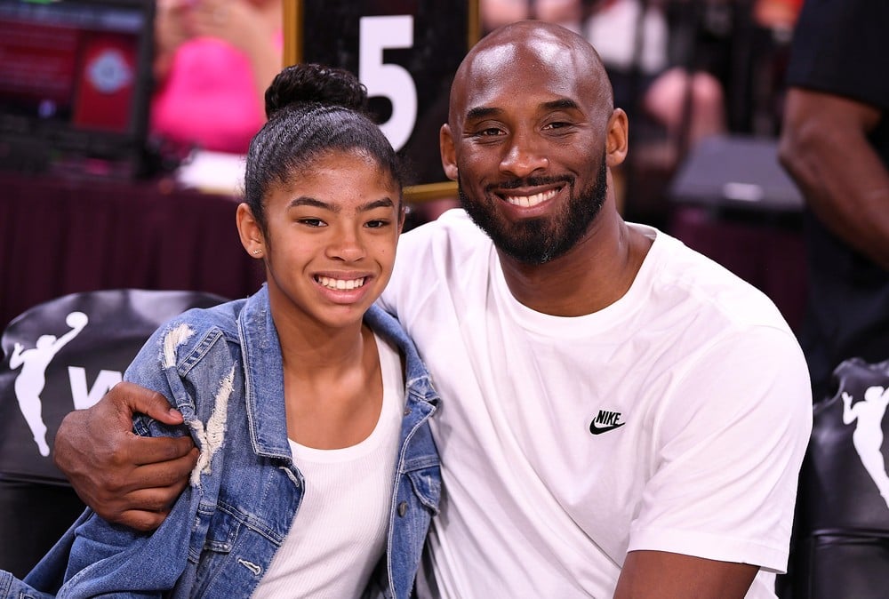 Kobe Bryant  e a filha Gianna no All Star Game da WNBA — Foto: Reuters