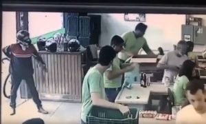 Tentativa de assalto frustrada (Foto: Reprodução/Twitter)