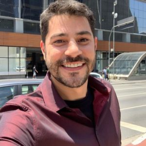 O apresentador Evaristo Costa posa em frenta a sede da CNN Brasil (foto: reprodução/Instagram)