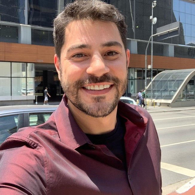 Evaristo Costa surge ao lado da família real e surpreende à todos (Foto: Reprodução)