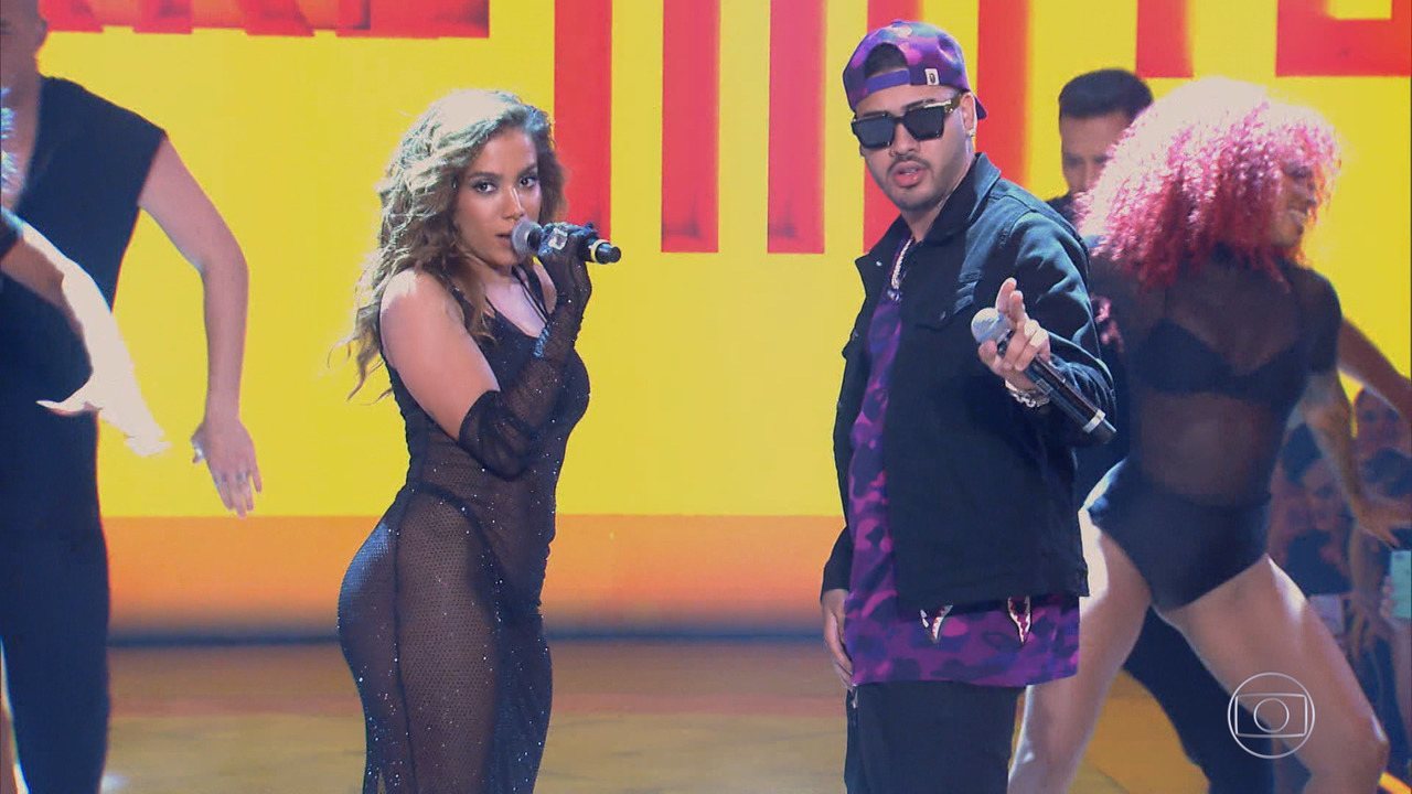 Anitta e Kevinho no palco do Caldeirão de Ouro (Foto: Reprodução)