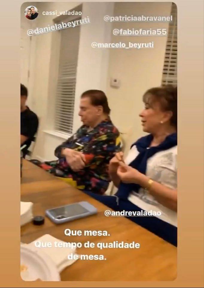 Silvio Santos foi flagrado dormindo durante um jantar em família (Foto: Reprodução/ Instagram)