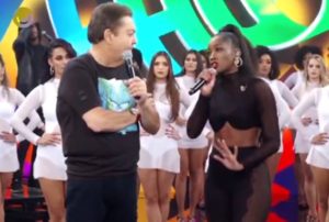 Faustão e Iza no palco do Domingão do Faustão [Foto: Reprodução]