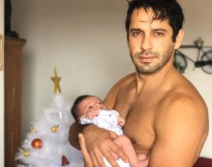 O ator João Baldasserini com o filho no colo - Foto: Instagram
