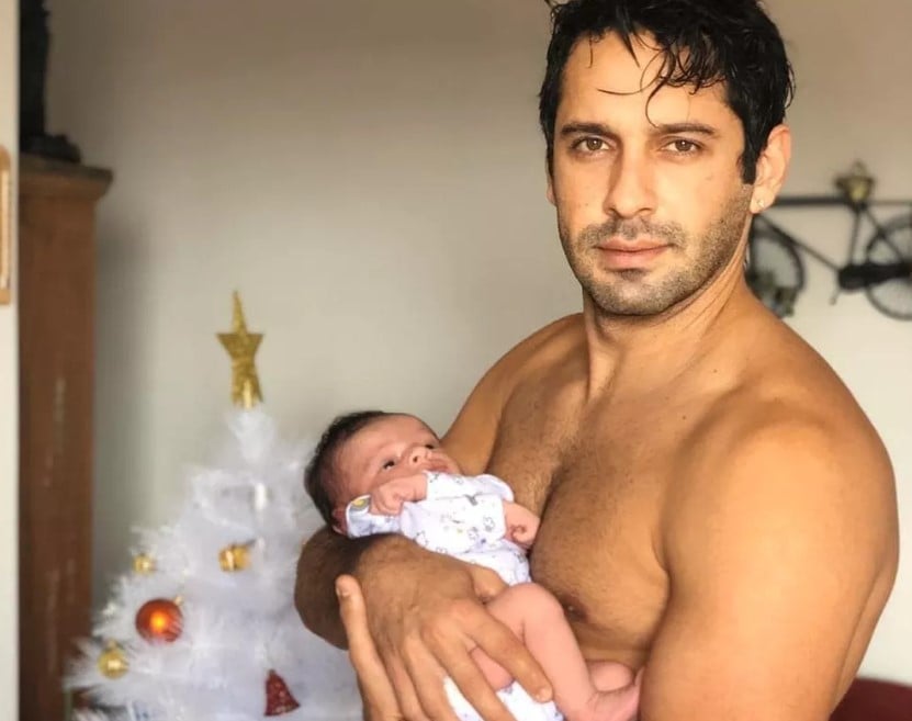 O ator João Baldasserini com o filho no colo - Foto: Instagram