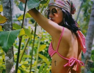 A musa Bruna Marquezine surpreendeu seus seguidores ao aparecer com o bumbum sujo de areia em um novo clique (Foto: Reprodução / Instagram)