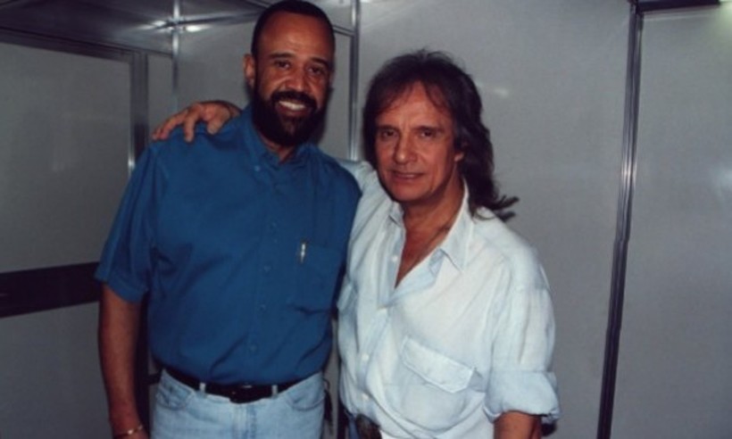 Carlos Alberto de Deus ao lado do cantor Roberto Carlos (Foto: Reprodução)