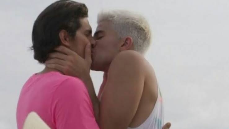 Diego Montez e Rafael Infante se beijaram no fim de Bom Sucesso (Foto: Reprodução/Globoplay)