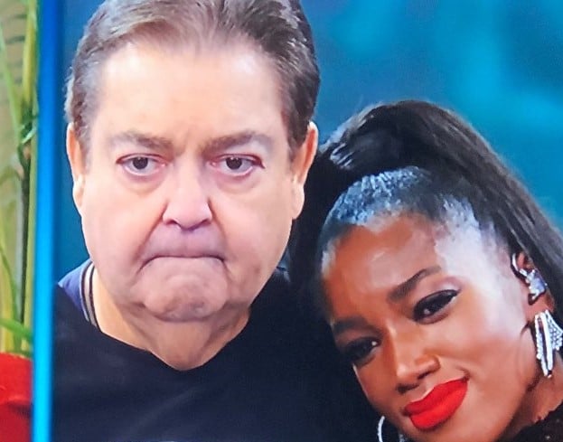 O apresentador Faustão caiu no choro durante seu programa na Globo [Foto: Reprodução]