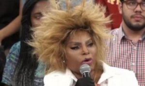 Elza Soares não gostou de comentários feito por internauta em relação ao seu cabelo (Foto: Reprodução/TV Globo)