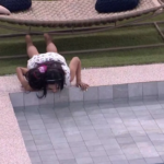 Flayslane tomou água da piscina no BBB20 durante confraternização (foto: Reprodução/Gshow)