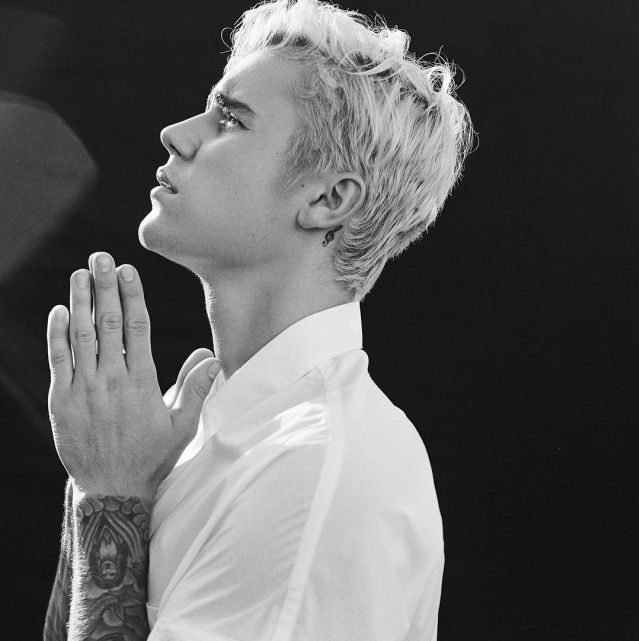 Justin Bieber ministra momento de louvor em igreja que frequenta (Foto: Reprodução)