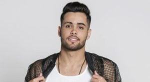 Jerry Smith posou para a foto sem camisa (Foto: Reprodução)