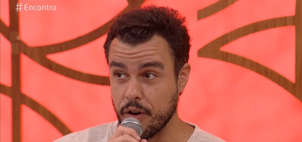 Joaquim Lopes pagou de santo durante participação no Encontro e foi criticado na web (Foto: Reprodução/Globo)
