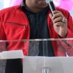 Cantor gospel famoso é flagrado com garota de programa e esposa decreta o fim do casamento