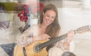 Paola Oliveira tocando violão (Foto: Reprodução/Instagram)