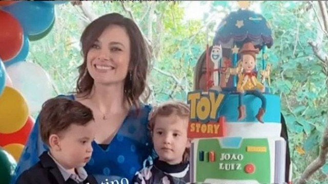 A ex-mulher de Victor Chaves, Poliana ao lado de seus dois filhos (foto: Reprodução)