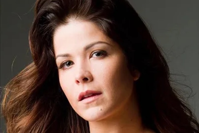 Samara Felippo, contratada da Record TV, foi internada em hospital (Foto: Reprodução)