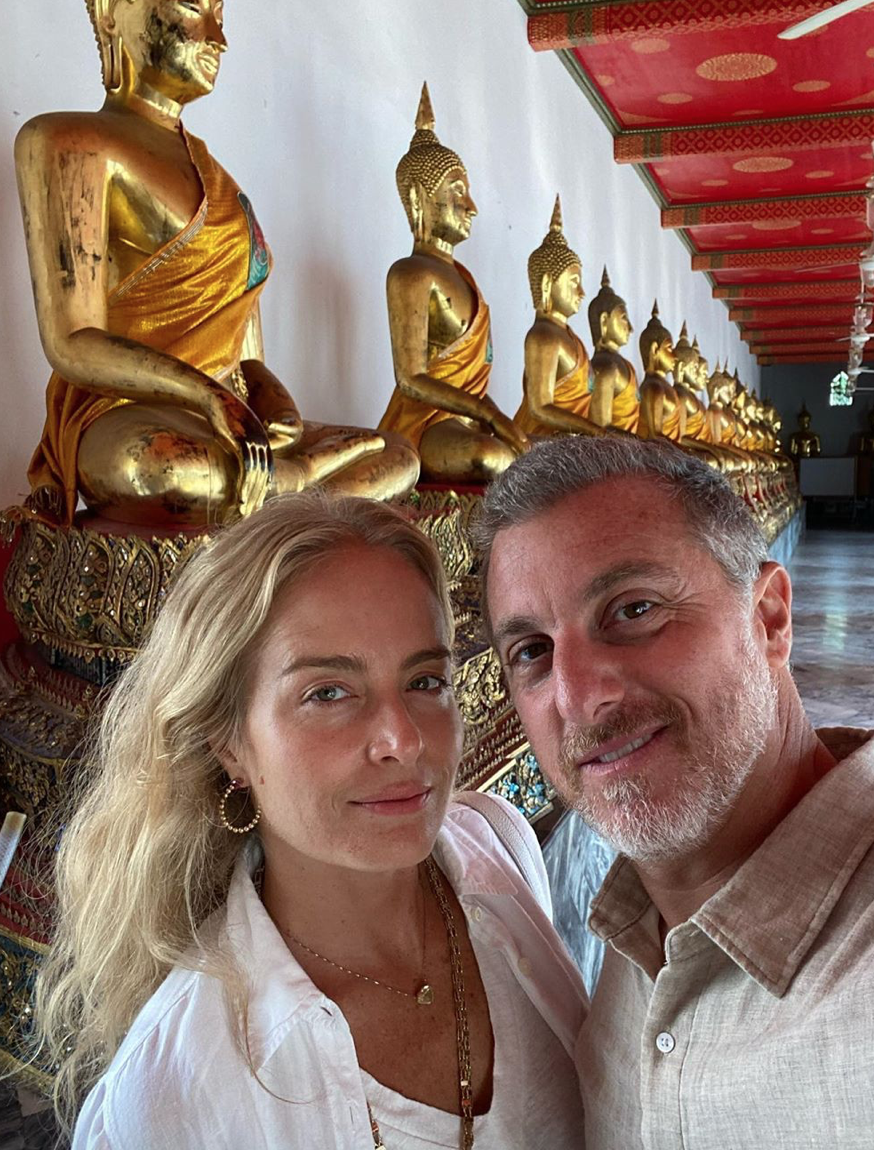  Luciano Huck posa com Angélica em templo na Tailândia