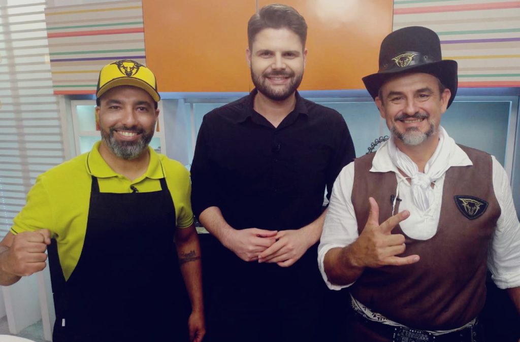 Rafael Hunh (Assador) ao lado do apresentador Gustavo Nolasco e o Chefe dos Assadores Fábio de Padua Rafael Hunh (Assador) ao lado do apresentador Gustavo Nolasco e o Chefe dos Assadores Fábio de Padua