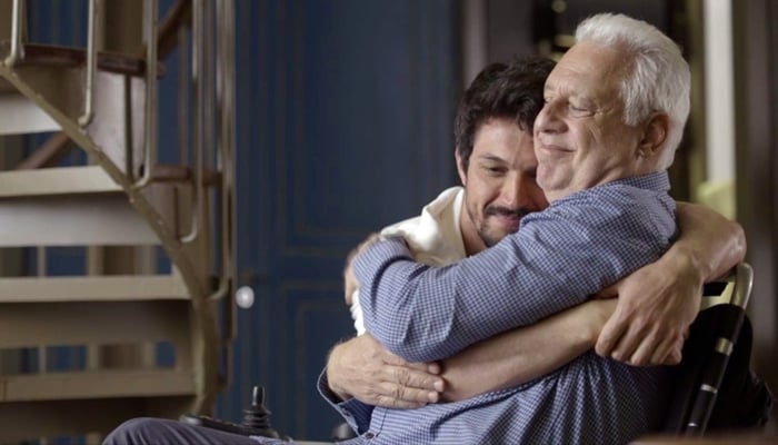 Alberto (Antonio Fagundes) se despede de Marcos (Romulo Estrela) em Bom Sucesso (Foto: Reprodução/Globo)