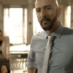 Álvaro (Irandhir Santos) se desespera após prisão de seu capanga em Amor de Mãe (Foto: Reprodução/Globo)