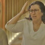 Lurdes fica chocada com notícia na novela Amor de Mãe (Foto: Reprodução)