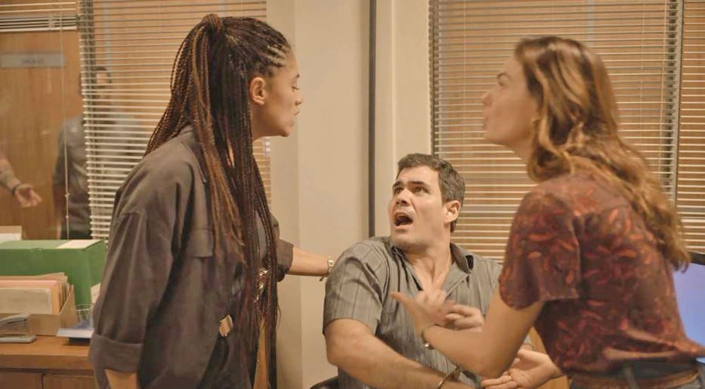 Magno é preso e Betina se desespera