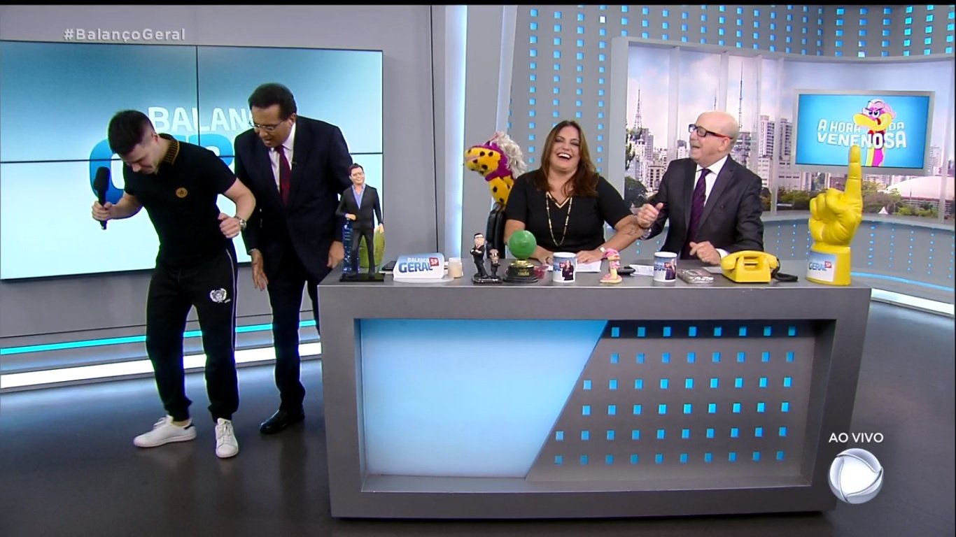 Luiz Bacci "invade a Hora da Venenosa e faz dancinha para Geraldo Luiz e Fabíola Reipert (Imagem: Reprodução)