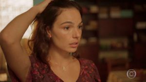 Betina fica em choque com segredo revelado na novela Amor de Mãe (Foto: Reprodução da Globo)