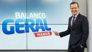 Celso Zucatelli posa no estúdio do Balanço Geral Manhã (foto: divulgação/RecordTV)