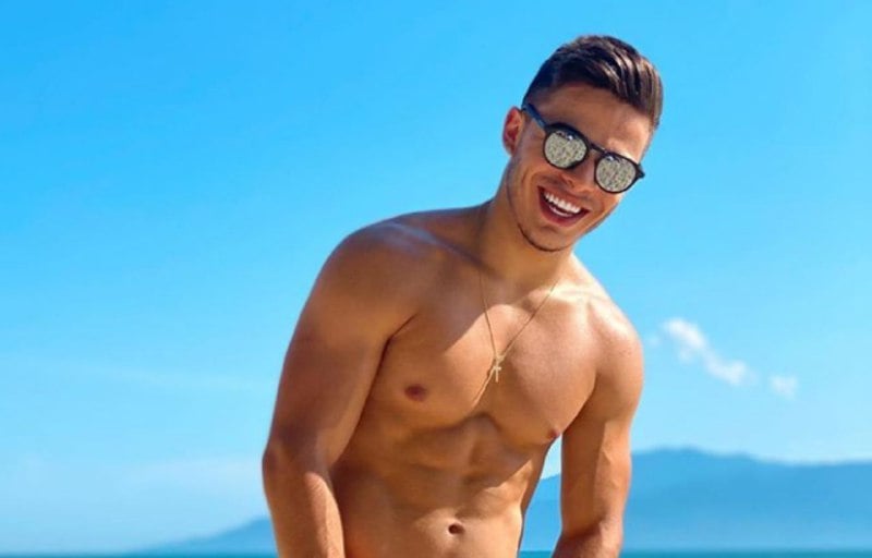Thomaz Costa resolveu surgir de sunga apertada e minúscula (Foto: Reprodução)