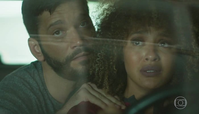 Diogo (Armando Babaioff) e Gisele (Sheron Menezzes) vão morrer em incêndio em Bom Sucesso (Foto: Reprodução/Globo)