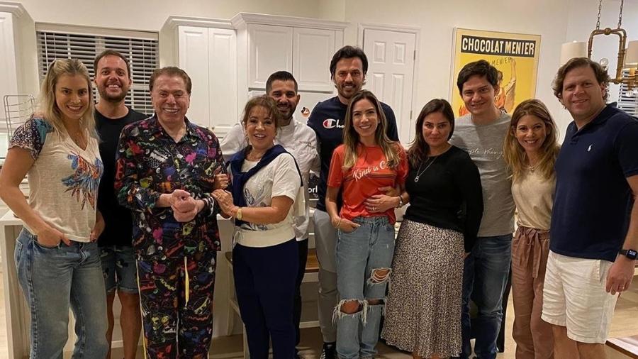 De férias em Orlando, Silvio Santos voltou a polemizar com mais um look despojado (Foto: Reprodução/ Instagram) De férias em Orlando, Silvio Santos voltou a polemizar com mais um look despojado (Foto: Reprodução/ Instagram)