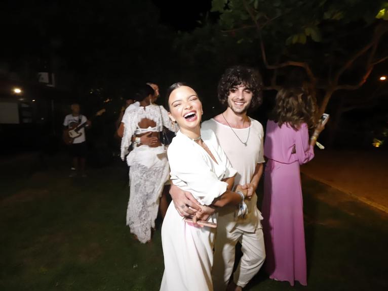 Fiuk surge abraçado com atriz na virada de ano (Foto :Instagram)