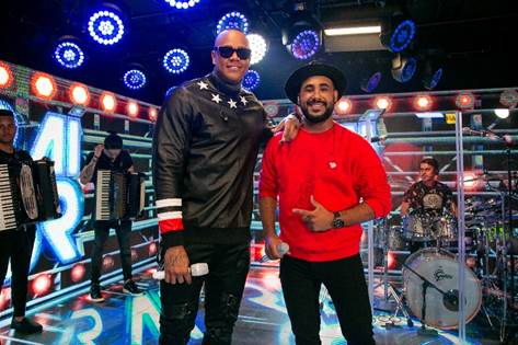 Raí Saia Rodada posa com Léo Santana na gravação do DVD no estúdio da Som livre | Créditos: Patrick Gomes