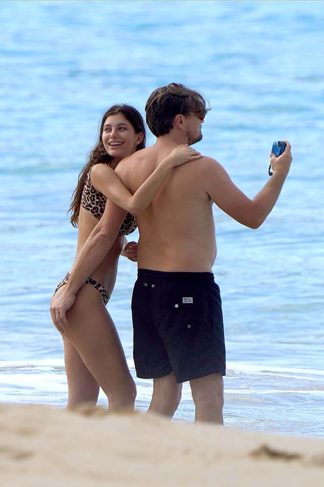 Leonardo DiCaprio curte praia com namorada com direito a mão boba (Foto: Reprodução)