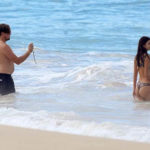 Leonardo DiCaprio curte praia com namorada com direito a mão boba (Foto: Reprodução)