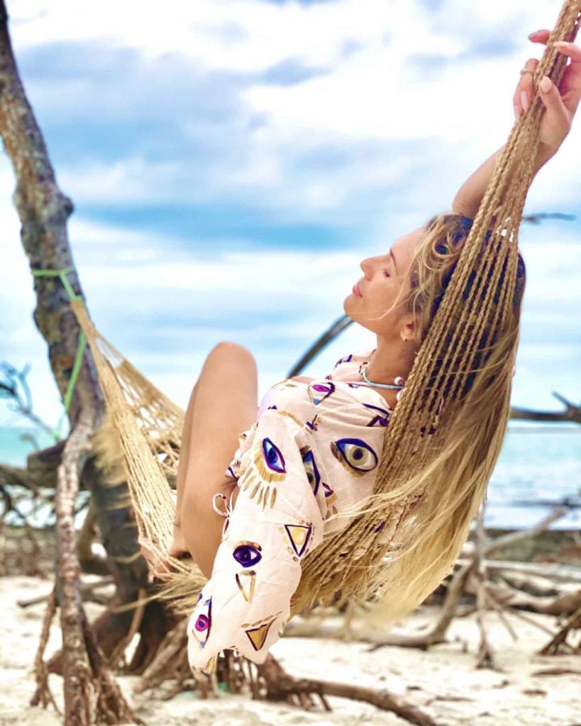 De férias, modelo relava (Foto: Reprodução/Instagram)