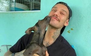Luccas Lucco adotou cachorra deficiente e comoveu com história nas redes sociais (Foto: Reprodução)