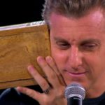 Luciano Huck gostou, mas ficou apavorado ao receber abelhas de convidado do The Wall - Foto: Reprodução