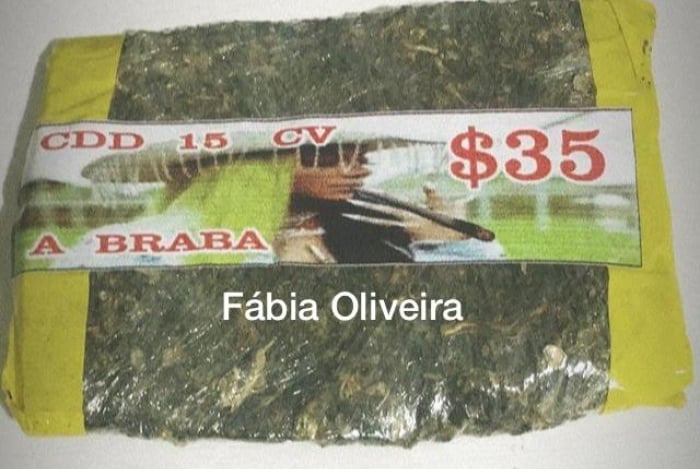 Malote de maconha é vendido no Rio de Janeiroa com o rosto da cantora Imagem: O Dia)