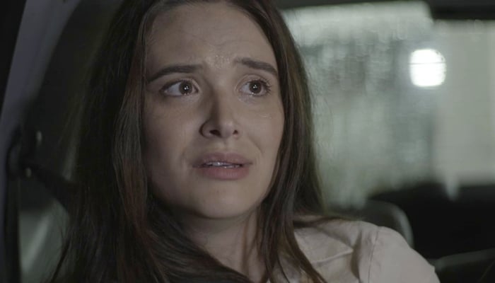 Luna (Juliana Paiva) sofre atentado de vilã em Salve-se Quem Puder (Foto: Reprodução/Globo)