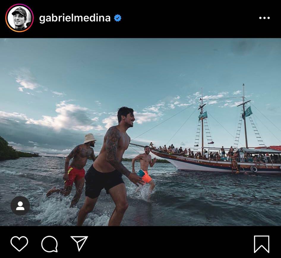 Gabriel Medina e os amigos, Neymar e Bruno Rezende; barriguinha do jogador chama a atenção (Foto: Reprodução)